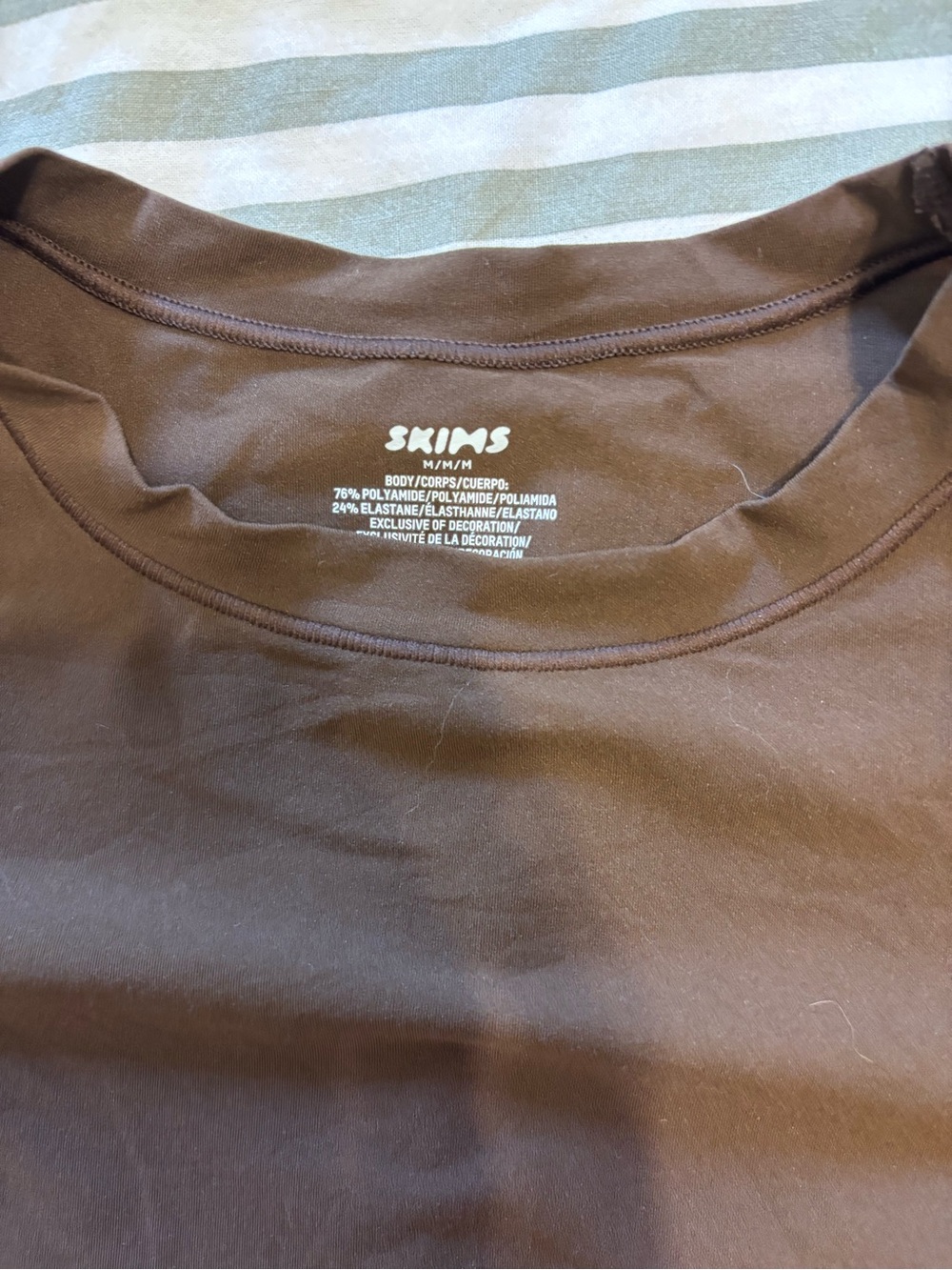 SKIMS Brown Seamless Short-Sleeve Tee - Picture 4 of 4